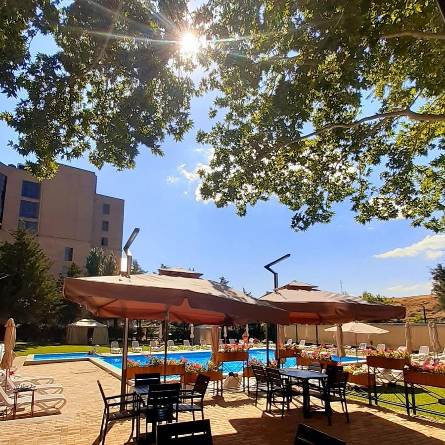 President Hotel By Hrazdan Hotel Cjsc Jerevan Exteriör bild