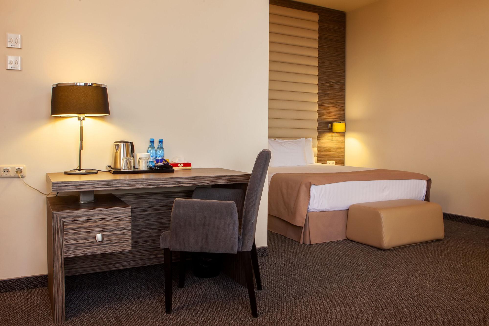 President Hotel By Hrazdan Hotel Cjsc Jerevan Exteriör bild
