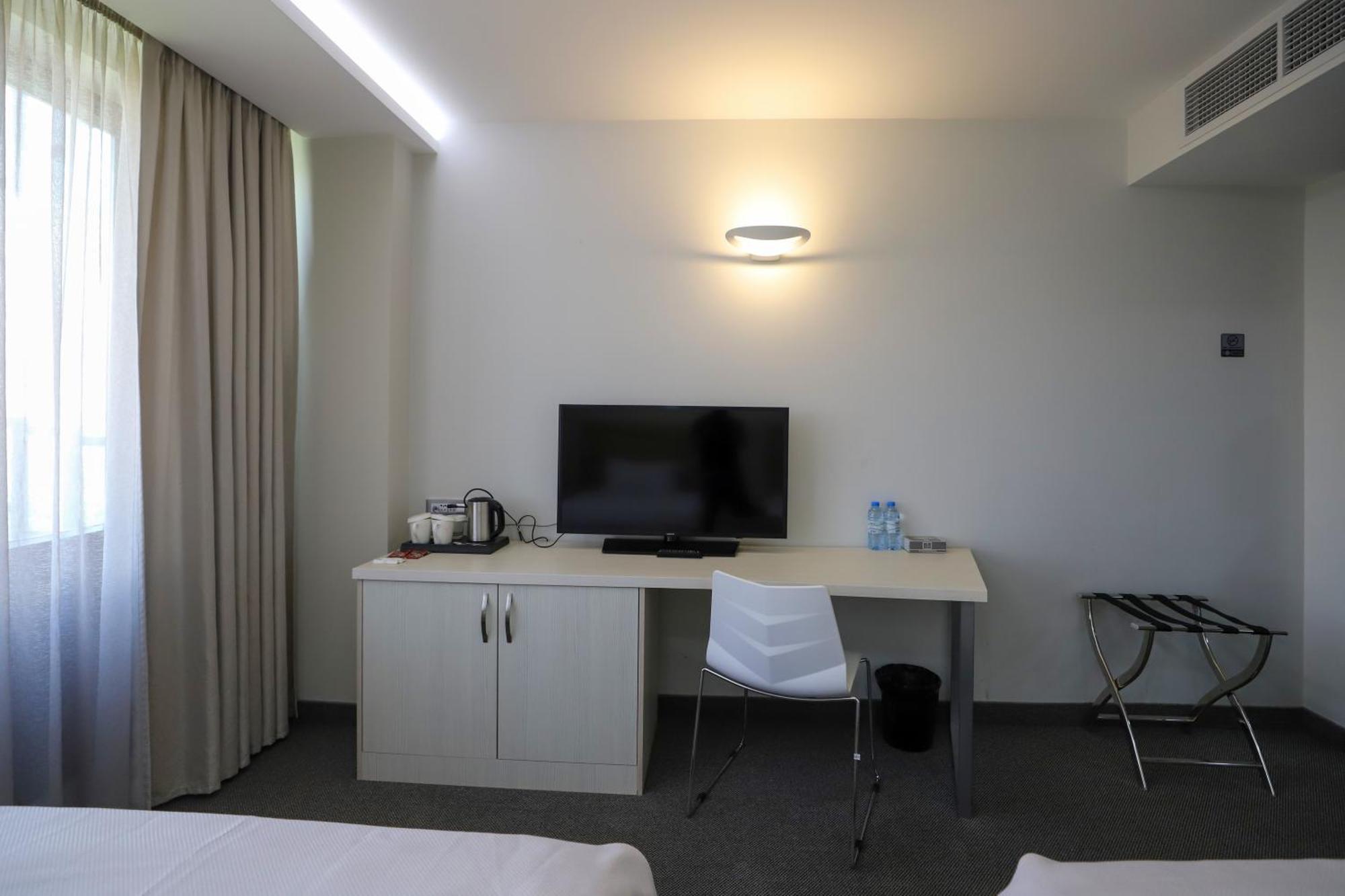 President Hotel By Hrazdan Hotel Cjsc Jerevan Exteriör bild