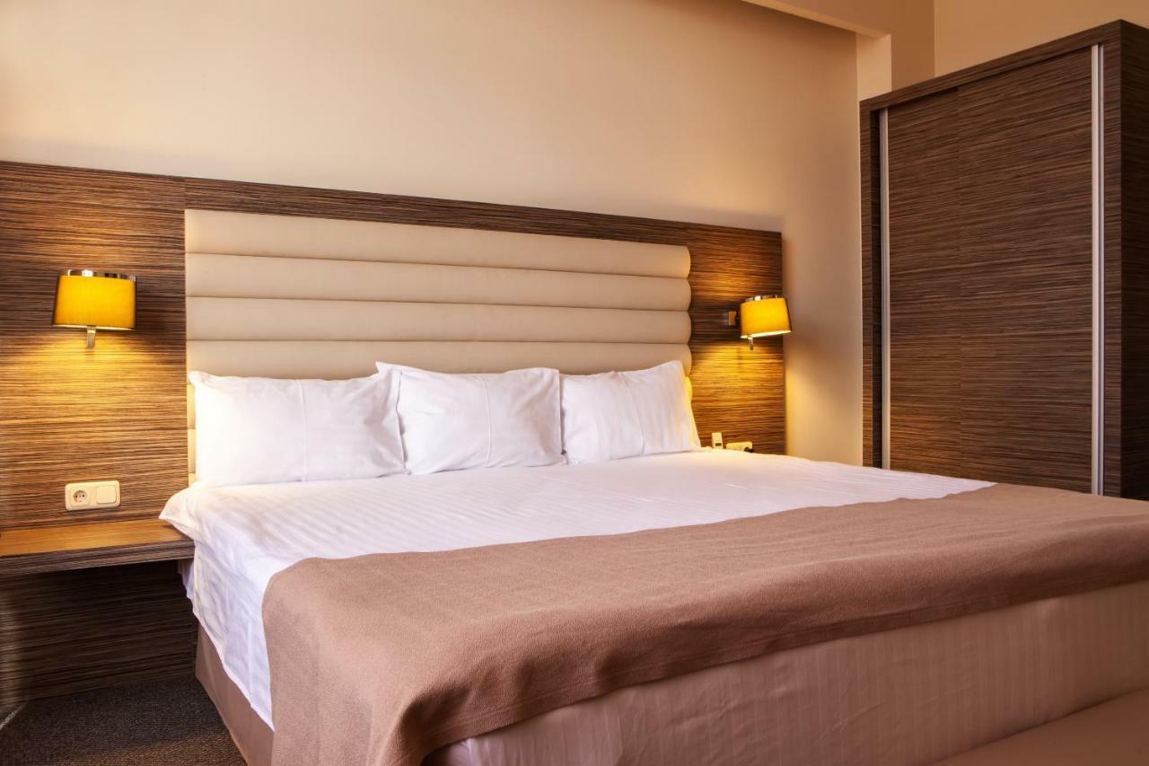 President Hotel By Hrazdan Hotel Cjsc Jerevan Exteriör bild