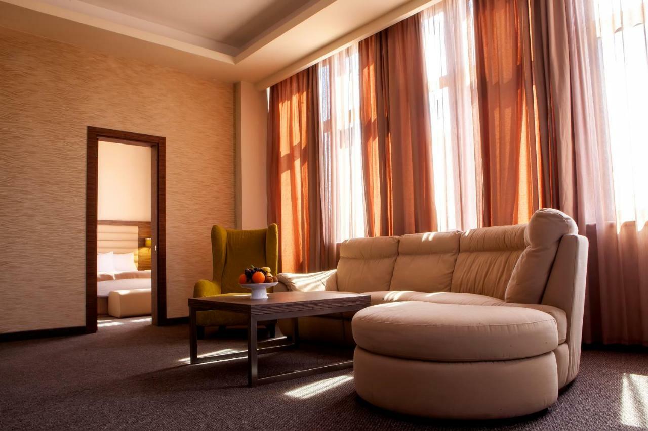 President Hotel By Hrazdan Hotel Cjsc Jerevan Exteriör bild