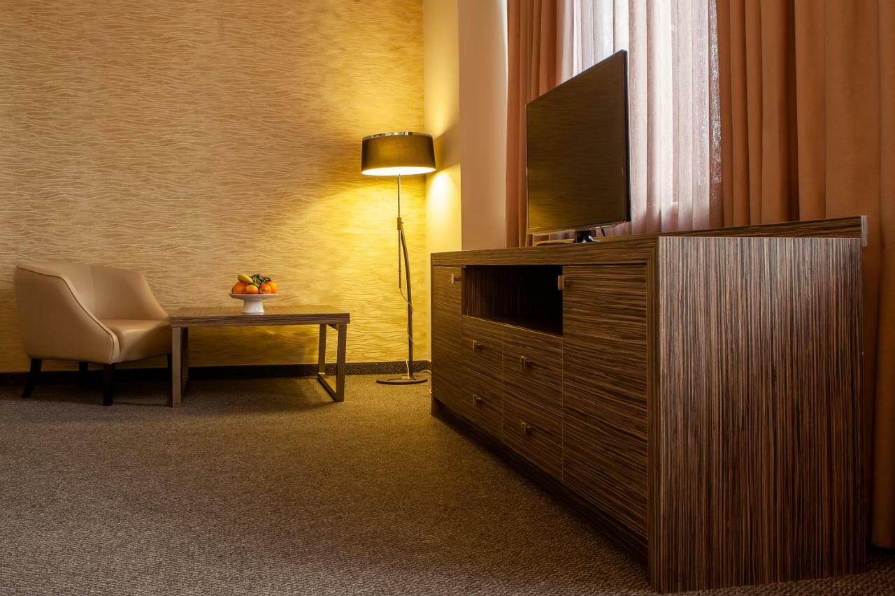 President Hotel By Hrazdan Hotel Cjsc Jerevan Exteriör bild