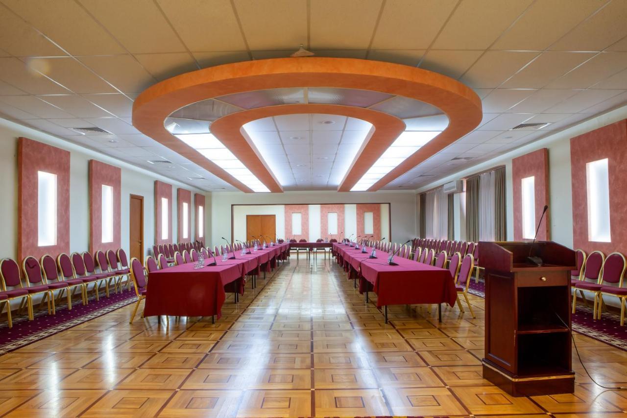 President Hotel By Hrazdan Hotel Cjsc Jerevan Exteriör bild