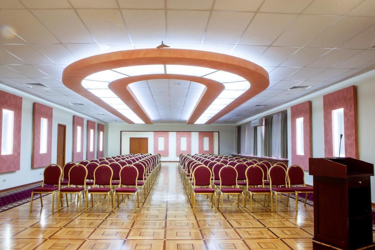 President Hotel By Hrazdan Hotel Cjsc Jerevan Exteriör bild